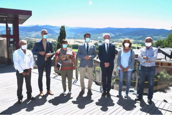El conseller Jordi Puigneró con los alcaldes de la Cerdanya en la presentación de la nueva red de fibra óptica - GENERALITAT DE CATALUNYA